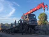 Mất thắng khi xuống dốc, 2 xe Ben tông nhau lật ngang